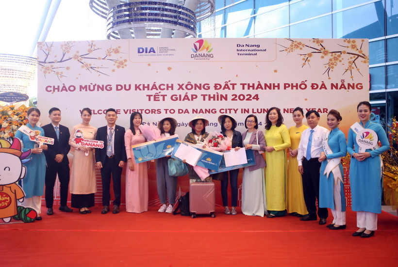 Ban Tổ chức trao các phần quà cho những hành khách quốc tế may mắn trúng thưởng. (Ảnh: Trần Lê Lâm/TTXVN)