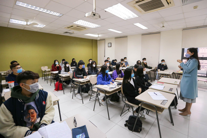 Khẩu trang "phủ kín" lớp học. (Ảnh: Minh Sơn/Vietnam+)