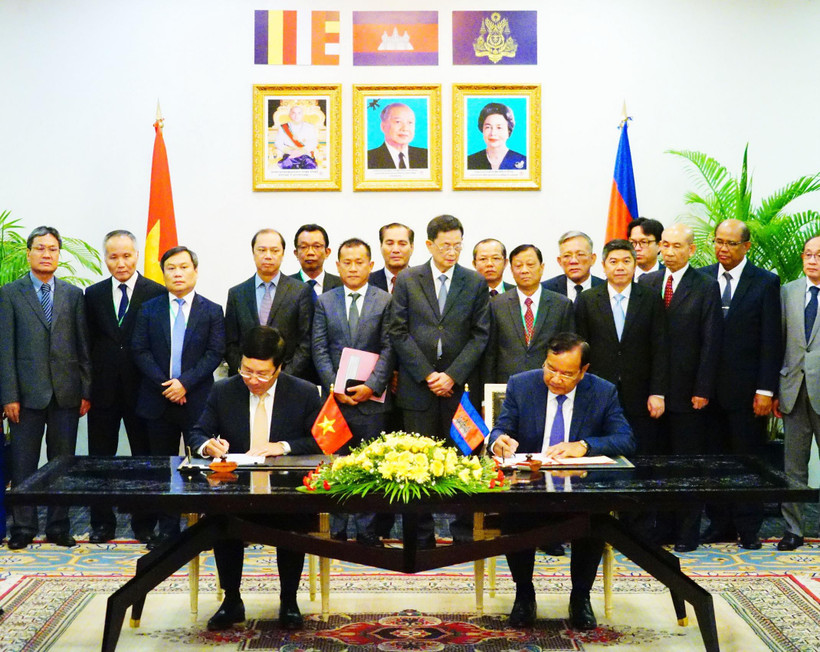 Phó Thủ tướng, Bộ trưởng Ngoại giao Phạm Bình Minh và Phó Thủ tướng, Bộ trưởng Bộ Ngoại giao và Hợp tác quốc tế Campuchia Prak Sokhonn ký kết văn kiện của Kỳ họp. (Ảnh: Minh Hưng/TTXVN)