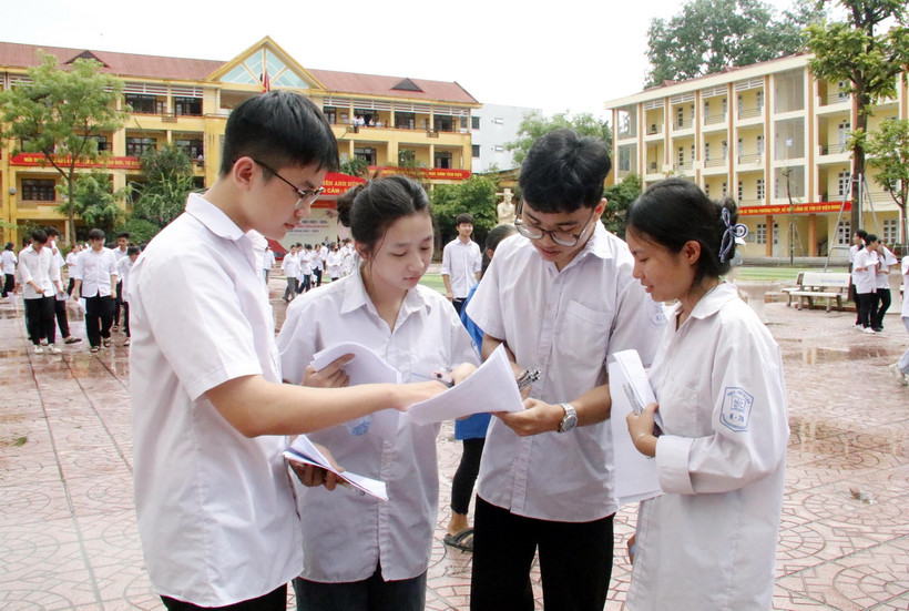 Thí sinh trao đổi bài làm môn Ngữ văn tại điểm thi Trường Trung học Phổ thông Ngô Sỹ Liên, thành phố Bắc Giang. (Ảnh: Đồng Thúy/TTXVN)