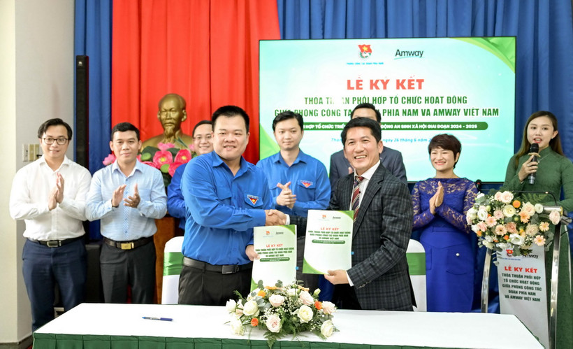 Đại diện Amway Việt Nam và Trung ương Đoàn Thanh niên Cộng sản Hồ Chí Minh ký kết hợp tác.