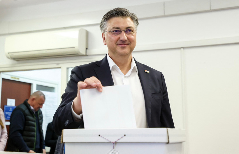 Thủ tướng Croatia Andrej Plenkovic bỏ phiếu bầu Quốc hội tại điểm bầu cử ở Zagreb ngày 17/4. (Ảnh: AFP/TTXVN)