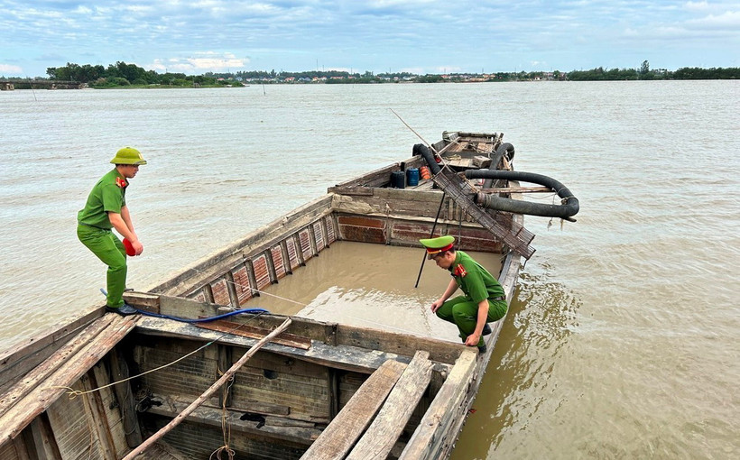 Lực lượng công an phát hiện một thuyền gỗ vỏ nhôm khai thác trái phép. (Ảnh minh họa: TTXVN phát)