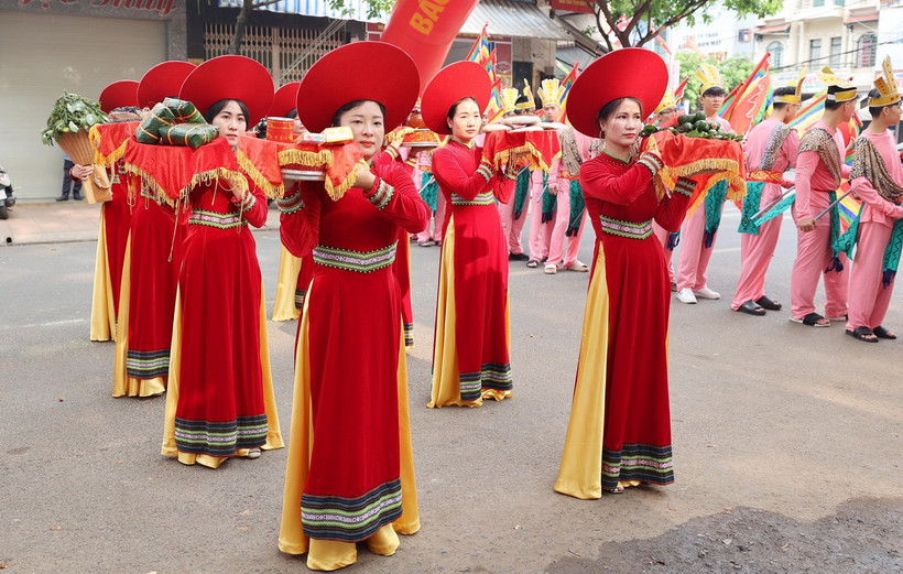 Dâng lễ vật lên các Vua Hùng. (Ảnh: Hoài Thu/TTXVN)