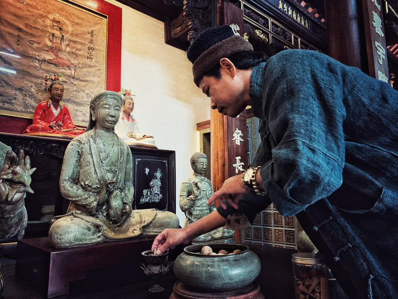 Với bộ tượng Mẫu Man Nương đặc biệt này, nghệ nhân Trần Tước phủ lên một lớp men cổ Thạch mộc miên mà anh đã phục chế được. Đây là dòng men có nguyên liệu từ đá vôi cùng phụ gia là tro từ cây gạo. (Ảnh: Xuân Mai/Vietnam+)