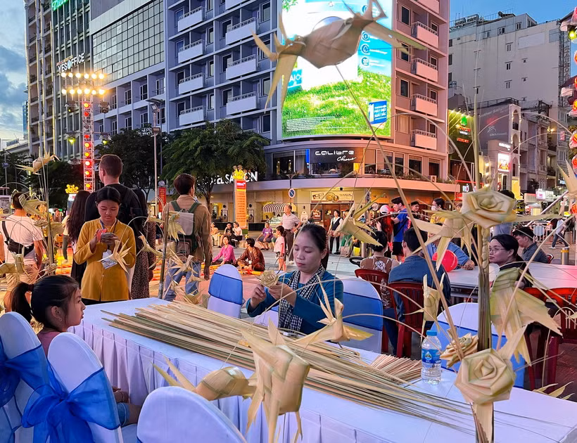 Đa dạng các khu vực làm đồ chơi dân gian. (Ảnh: Thu Hương/TTXVN)