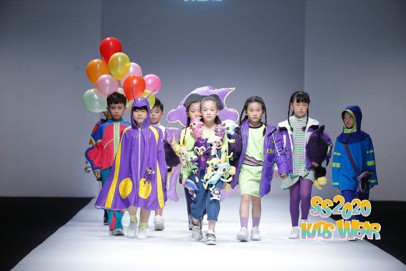 Dàn mẫu nhí Việt trình diễn bộ sưu tập sắc màu của thương hiệu thời trang ABAER. (Ảnh: Jundat/Vietnam+)