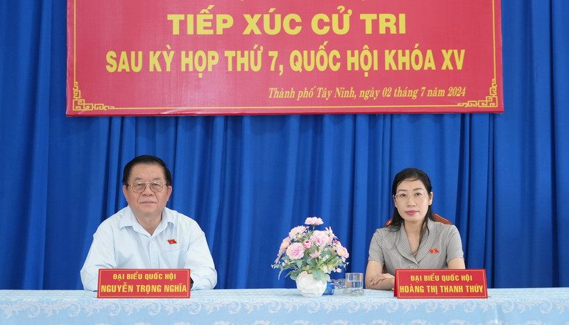 Trưởng Ban Tuyên giáo Trung ương Nguyễn Trọng Nghĩa và Phó trưởng Đoàn đại biểu Quốc hội tỉnh Tây Ninh Hoàng Thị Thanh Thúy chủ trì Hội nghị tiếp xúc cử tri thành phố Tây Ninh. (Ảnh: Minh Phú/TTXVN)