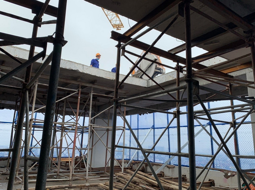 Cắt mái tầng 18 tòa nhà vi phạm trật tự xây dựng 8B Lê Trực. (Ảnh: TTXVN phát)