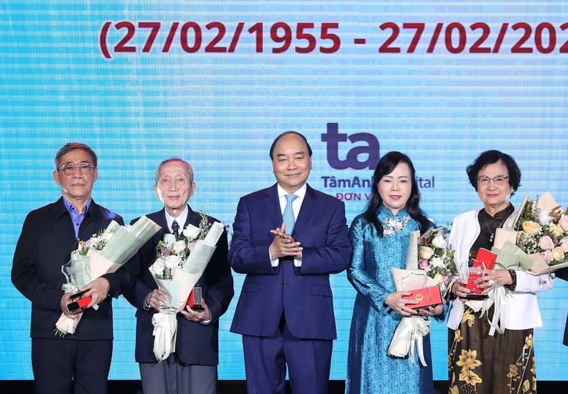 Thủ tướng Nguyễn Xuân Phúc tặng và truy tặng Kỷ niệm chương cho các tri thức có đóng góp lớn cho nền y học Việt Nam. (Ảnh: Thống Nhất/TTXVN)