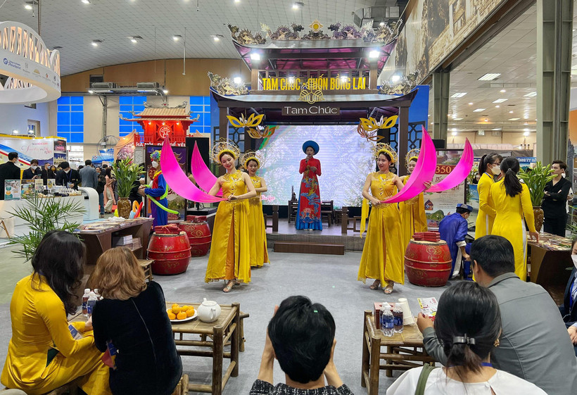 Nghệ thuật văn hóa truyền thống được trình diễn trong các gian hàng, tại khai mạc hội chợ sáng nay. (Ảnh: Mai Mai/Vietnam+)