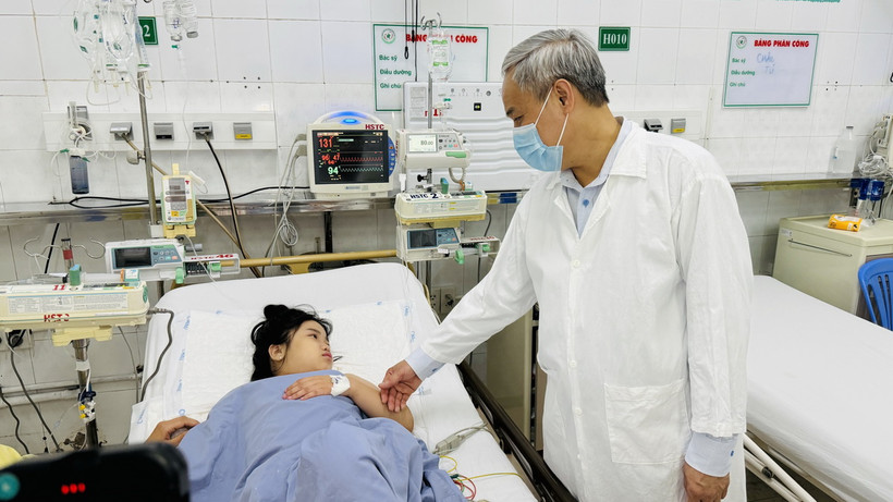 Ông Nguyễn Hùng Long, Phó Cục trưởng Cục An toàn Thực phẩm thăm hỏi, động viện bệnh nhi đang điều trị tại Bệnh viện Đa khoa khu vực Long Khánh liên quan vụ nghi ngộ độc thực phẩm khiến 518 người nhập viện cấp cứu. (Ảnh: Lê Xuân/TTXVN)