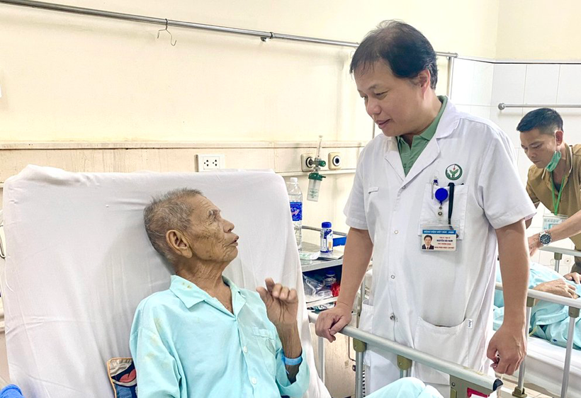 Tiến sỹ-bác sỹ Nguyễn Hải Nam - Phó Trưởng khoa Phẫu thuật Gan Mật, Bệnh viện Việt Đức thăm khám và trò chuyện với bệnh nhân sau ca phẫu thuật thành công.