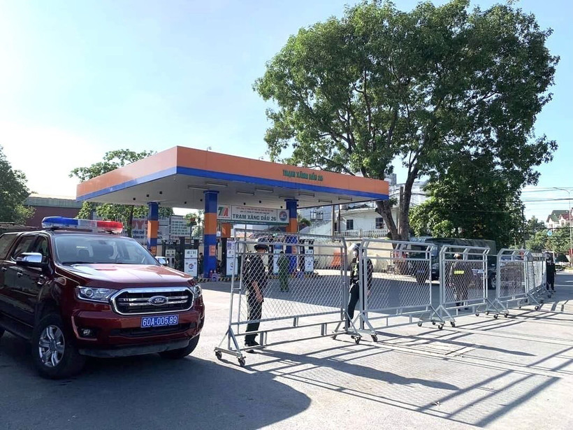 Lực lượng công an khám xét một trạm xăng ở Đồng Nai. (Ảnh: TTXVN phát)