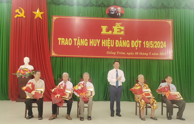 Trao huy hiệu Đảng cho các đảng viên. (Ảnh: Huỳnh Phúc Hậu/TTXVN)