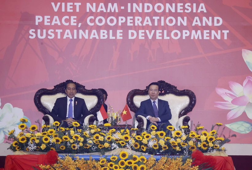 Chủ tịch nước Võ Văn Thưởng và Tổng thống Indonesia Joko Widodo dự chương trình biểu diễn võ thuật. (Ảnh: Thống Nhất/TTXVN)
