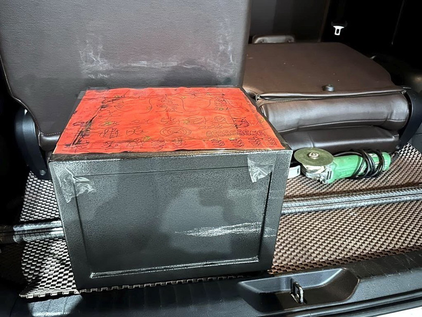 Két sắt đối tượng Trực dùng để bỏ "đá hủy diệt sắt" bán cho ông N với giá 2,1 tỷ đồng. (Ảnh: TTXVN phát)