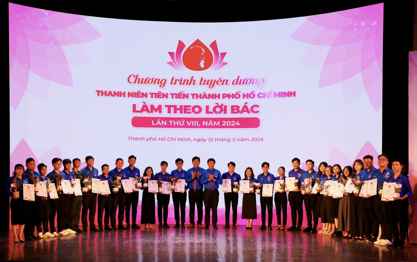 Trao giấy chứng nhận và quà cho các gương thanh niên tiên tiến Thành phố Hồ Chí Minh làm theo lời Bác. (Ảnh: Hồng Giang/TTXVN)