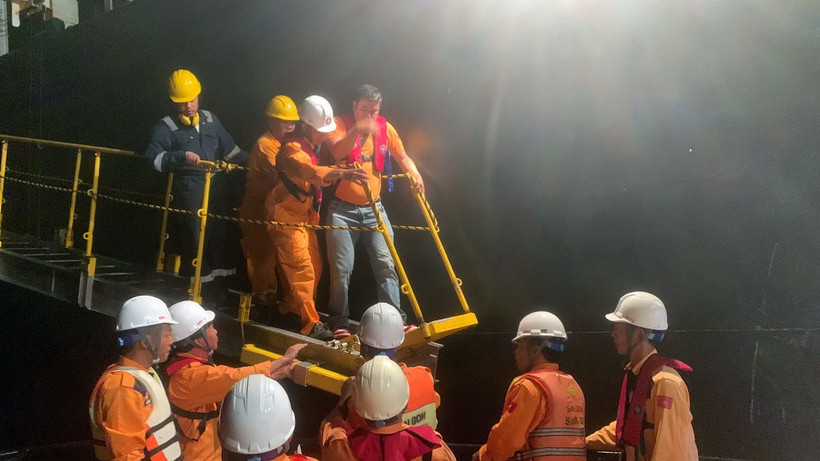 Tiếp nhận bệnh nhân từ tàu TYANA sang tàu SAR 272 để đưa vào bờ. (Ảnh: TTXVN phát)