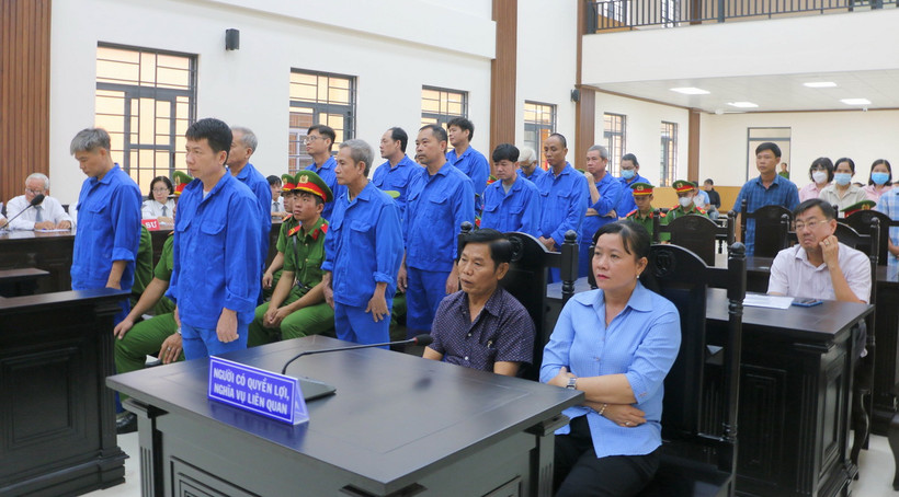 Các bị cáo và những người có quyền và nghĩa vụ liên quan tại phiên toà sáng 15/7. (Ảnh: Công Mạo/TTXVN)