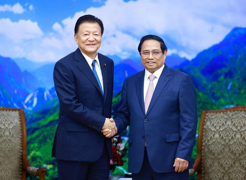 Thủ tướng Phạm Minh Chính tiếp ông Shindo Yoshitaka, Bộ trưởng phụ trách CPTPP của Nhật Bản. (Ảnh: Dương Giang/TTXVN)