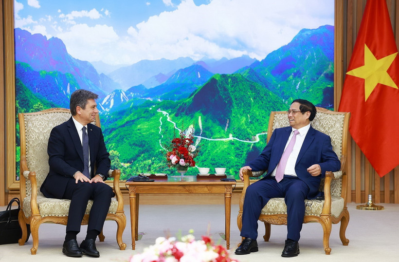 Thủ tướng Phạm Minh Chính tiếp ông Turgut Erkeskin, Chủ tịch Liên đoàn các Hiệp hội Giao nhận Vận tải Quốc tế (FIATA). (Ảnh: Dương Giang/TTXVN)