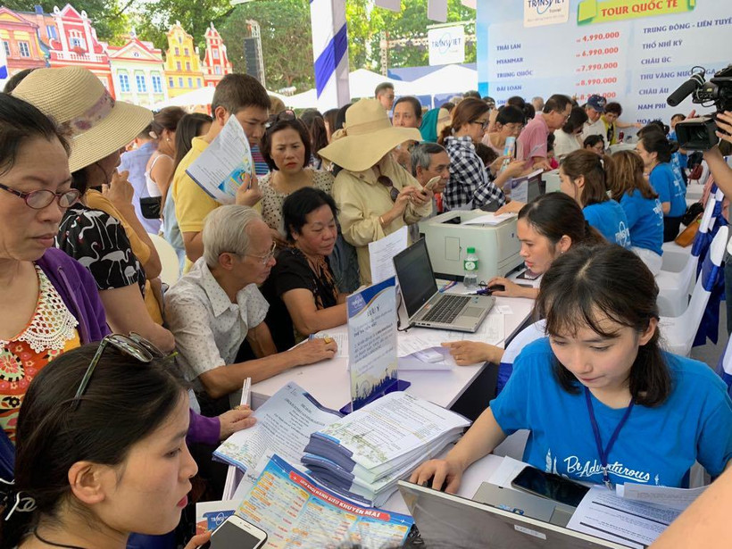 Người dân đổ xô đến Ngày hội du lịch TransViet lớn nhất trong năm để mua tour khuyến mại hồi tháng 7 vừa qua. (Ảnh: M.Mai/Vietnam+)