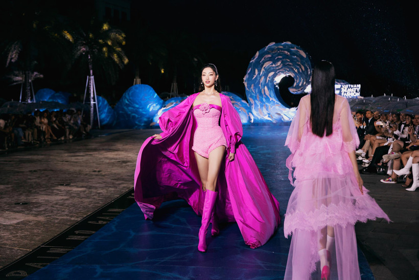 Hoa hậu Lương Thùy Linh trình diễn tại Vietnam Beauty Fashion Fest mùa 4. (Ảnh: BTC)