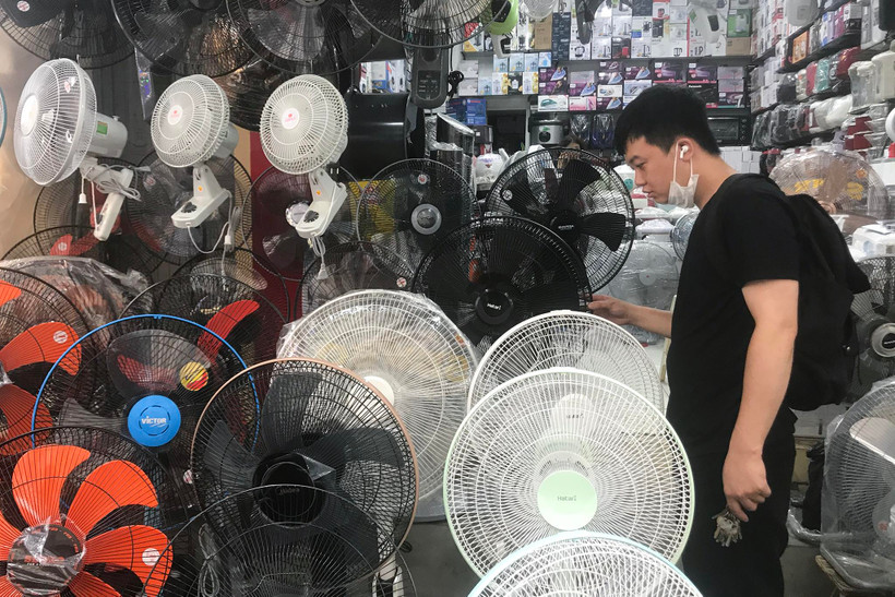 Thời tiết nắng nóng khiến nhu cầu mua các sản phẩm quạt tích điện của người dân Thủ đô tăng cao. (Ảnh: Việt Anh/Vietnam+)