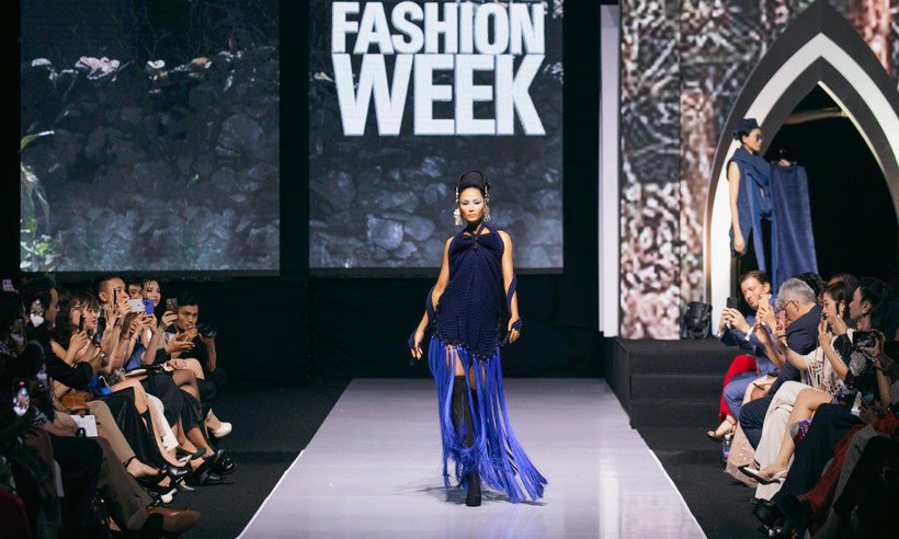 Một mẫu thiết kế trong bộ sưu tập “Ký gửi người Mông vào tương lai" của Vũ Việt Hà. (Ảnh: PV/Vietnam+)