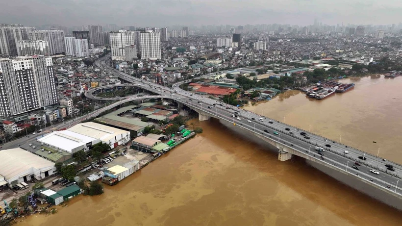 Mực nước sông Hồng chiều 12/9 tại cầu Vĩnh Tuy. (Ảnh: Vũ Sinh/TTXVN)