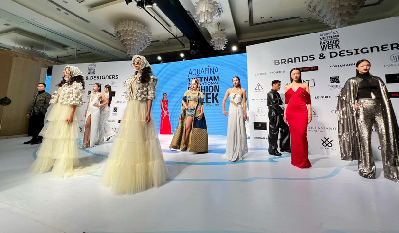 Một số thiết kế được giới thiệu trong buổi họp báo. (Ảnh: Mai Mai/Vietnam+)