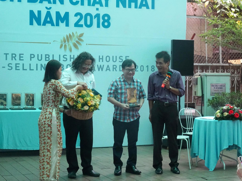 Nhà văn Nguyễn Nhật Ánh được vinh danh tại Lễ trao giải thưởng sách bán chạy nhất năm 2018. (Ảnh: Gia Thuận/ TTXVN)