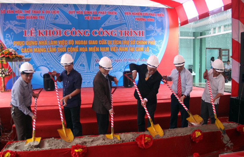 Các đại biểu động thổ khởi công công trình. (Ảnh: Trịnh Bang Nhiệm/TTXVN)