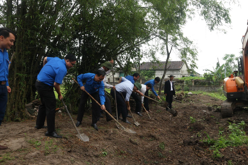 Khởi công xây dựng mương thoát nước trị giá 135 triệu đồng do Thành đoàn Thành phố Hồ Chí Minh tài trợ tại thôn Việt Yên, xã Việt Xuyên. (Ảnh: Hoàng Ngà/TTXVN)