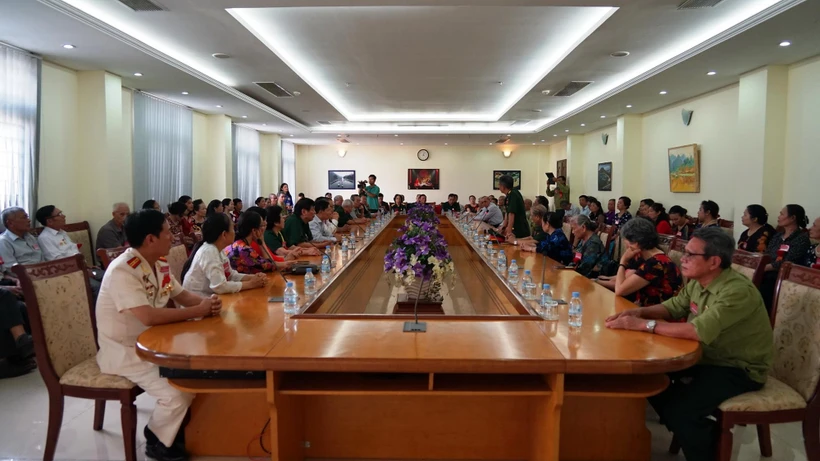 Toàn cảnh buổi thăm giao lưu tại Đại sứ quán Việt Nam. (Ảnh: Phóng viên TTXVN tại Campuchia)