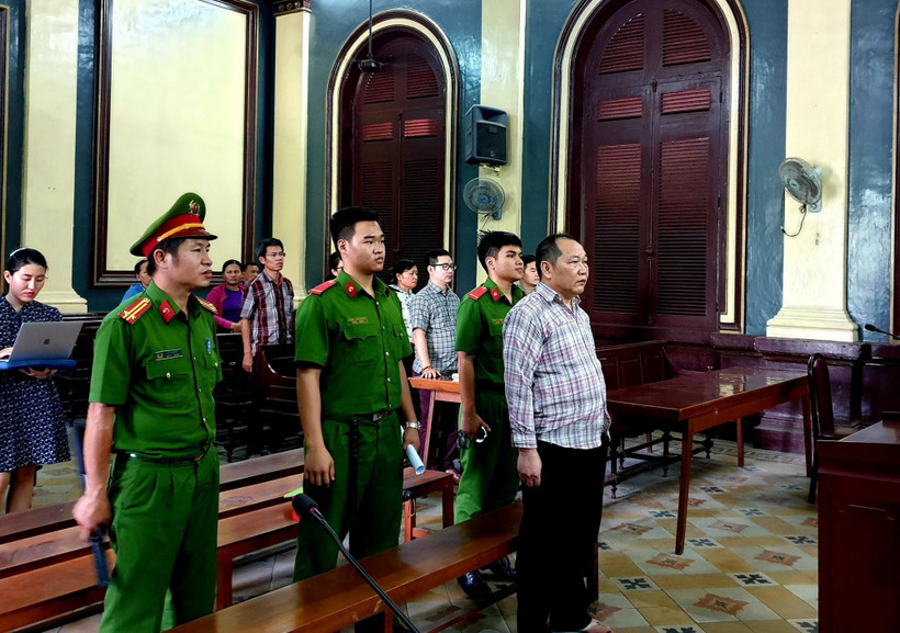 Bị cáo Huỳnh Ngọc Long nghe Tòa tuyên án. (Ảnh: Thành Chung/TTXVN)