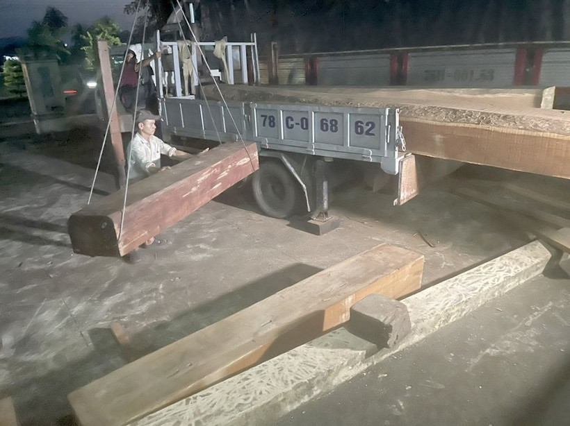 Lực lượng chức năng kiểm đếm số lượng gỗ thực tế trên xe tải. (Ảnh: TTXVN phát)