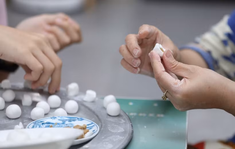 Nặn bánh trôi, bánh chay ngày Tết Hàn thực. (Ảnh: Anh Tuấn/TTXVN)
