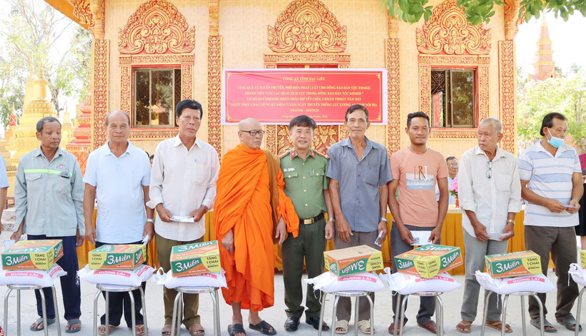 Hòa thượng Hữu Hinh thường xuyên phối hợp với lực lượng công an và các đơn vị, địa phương thực hiện tốt công tác an sinh xã hội. (Ảnh: Trọng Nguyễn/TTXVN phát)