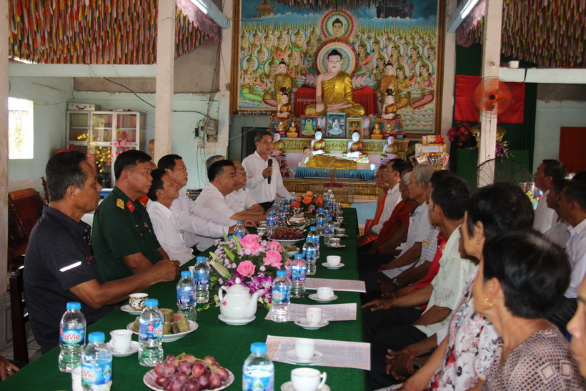 Chủ tịch Ủy ban Nhân dân tỉnh Hậu Giang chúc Tết đồng bào Khmer. (Ảnh: Nguyễn Hằng/TTXVN)