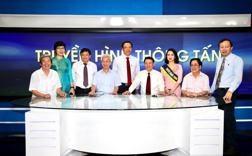 Ủy viên Trung ương Đảng, Bí thư Đảng ủy, Tổng Giám đốc Thông tấn xã Việt Nam Nguyễn Đức Lợi và các đại biểu tham quan trường quay của Trung tâm Truyền hình Thông tấn. (Ảnh: Dương Giang/TTXVN)