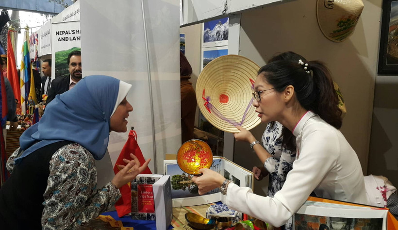 Gian trưng bày của Đại sứ quán Việt Nam thu hút sự chú ý của khách tham quan quốc tế. (Ảnh: Trương Anh Tuấn/Vietnam+)