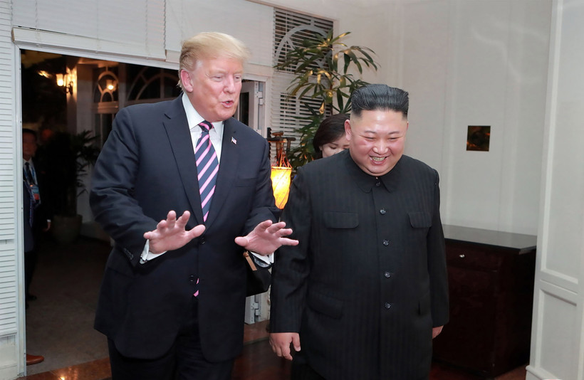 Tổng thống Mỹ Donald Trump (trái) và Chủ tịch Triều Tiên Kim Jong-un trong cuộc gặp đầu tiên ở Hà Nội ngày 27/2/2019. (Ảnh: AFP/TTXVN)