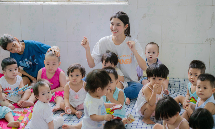 Phương Nhi cùng các em nhỏ mồ côi Mái ấm Hoa Hồng. (Ảnh: PV/Vietnam+)