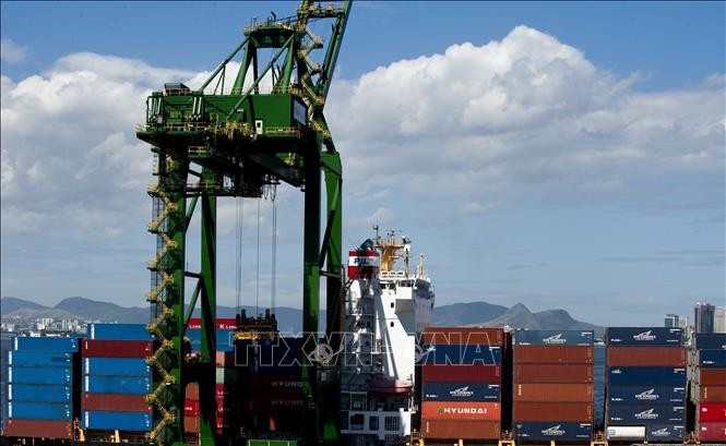 Container hàng hóa được bốc dỡ tại cảng ở Rio de Janiero, Brazil. (Ảnh tư liệu: AFP/TTXVN) 