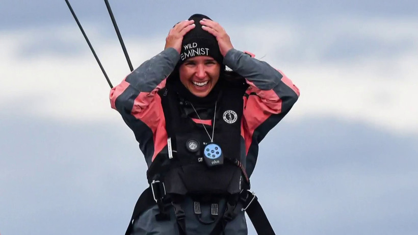 Cole Brauer đã trở thành người phụ nữ Mỹ đầu tiên chinh phục cuộc đua đi thuyền một mình vòng quanh thế giới. (Nguồn: NBC)