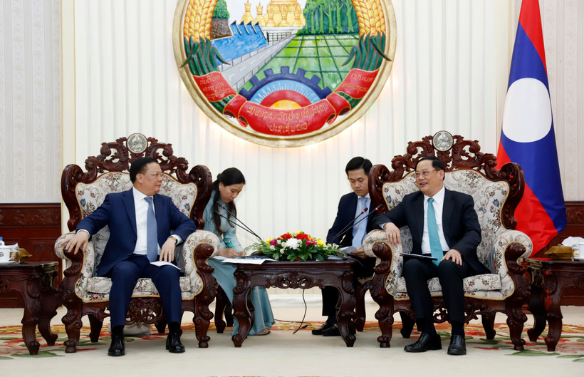 Đồng chí Đinh Tiến Dũng, Uỷ viên Bộ Chính trị, Bí thư Thành ủy Hà Nội chào xã giao Thủ tướng Lào Sonexay Siphandone . (Ảnh: Phạm Kiên/TTXVN) 