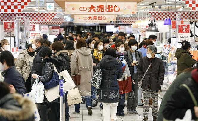Người dân mua hàng tại trung tâm thương mại ở Osaka, Nhật Bản, ngày 2/1/2022. (Ảnh tư liệu: Kyodo/TTXVN)