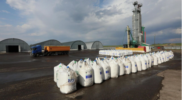 Phân bón Nga đóng gói tại nhà máy ở vùng Krasnoyarsk, Nga. (Ảnh: Sputnik)